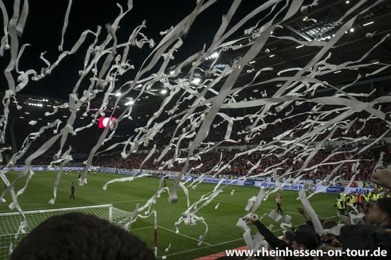 Papierrollen-Aktion der Mainz 05-Fans beim Montagsspiel.<br />Bild: rheinhessen-on-tour.de”><figcaption>Papierrollen-Aktion der Mainz 05-Fans beim Montagsspiel.<br />Bild: rheinhessen-on-tour.de</figcaption></figure>
<figure><img decoding=