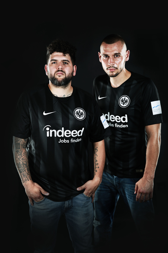 Die Rapper Vega und Bosca im neuen Trikot von Eintracht Frankfurt.<br />Bild: Eintracht Frankfurt”><figcaption>Die Rapper Vega und Bosca im neuen Trikot von Eintracht Frankfurt.<br />Bild: Eintracht Frankfurt</figcaption></figure>
                </div>
                
                <!-- YouTube (Meta-Feld) -->
                
            </div>
        </article>

                <script>
        (function() {
            var root = document.querySelector('.ff-single-news-gallery');
            if (!root) return;
            var slides = root.querySelectorAll('.ff-single-news-gallery-slide');
            var dots = root.querySelectorAll('.ff-single-news-gallery-dot');
            var prev = root.querySelector('.ff-single-news-gallery-prev');
            var next = root.querySelector('.ff-single-news-gallery-next');
            var n = slides.length;
            if (n < 2) return;
            var i = 0;
            function closeAllImgInfo() {
                root.querySelectorAll('.ff-fv-img-info-host.is-info-open').forEach(function(host) {
                    host.classList.remove('is-info-open');
                    var b = host.querySelector('.ff-fv-img-info-btn');
                    var p = host.querySelector('.ff-fv-img-info-panel');
                    if (b) b.setAttribute('aria-expanded', 'false');
                    if (p) p.setAttribute('aria-hidden', 'true');
                });
            }
            function show(idx) {
                closeAllImgInfo();
                i = ((idx % n) + n) % n;
                for (var s = 0; s < n; s++) {
                    if (s === i) slides[s].removeAttribute('hidden'); else slides[s].setAttribute('hidden', '');
                }
                for (var s = 0; s < dots.length; s++) {
                    dots[s].classList.toggle('is-active', s === i);
                    dots[s].setAttribute('aria-selected', s === i ? 'true' : 'false');
                }
            }
            if (prev) prev.addEventListener('click', function() { show(i - 1); });
            if (next) next.addEventListener('click', function() { show(i + 1); });
            for (var d = 0; d < dots.length; d++) {
                (function(di) { dots[di].addEventListener('click', function() { show(di); }); })(d);
            }
        })();
        </script>
        
        <!-- Kommentare -->
                <section class=