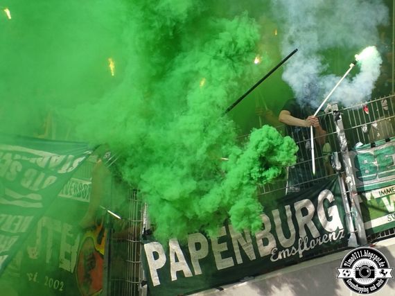 Bisher setzen auch die Werder-Ultras auf handelsübliche Pyrotechnik.<br />Bild: timo0711.blogspot.de”><figcaption>Bisher setzen auch die Werder-Ultras auf handelsübliche Pyrotechnik.<br />Bild: timo0711.blogspot.de</figcaption></figure>
                </div>
                
                <!-- YouTube (Meta-Feld) -->
                
            </div>
        </article>

                <script>
        (function() {
            var root = document.querySelector('.ff-single-news-gallery');
            if (!root) return;
            var slides = root.querySelectorAll('.ff-single-news-gallery-slide');
            var dots = root.querySelectorAll('.ff-single-news-gallery-dot');
            var prev = root.querySelector('.ff-single-news-gallery-prev');
            var next = root.querySelector('.ff-single-news-gallery-next');
            var n = slides.length;
            if (n < 2) return;
            var i = 0;
            function closeAllImgInfo() {
                root.querySelectorAll('.ff-fv-img-info-host.is-info-open').forEach(function(host) {
                    host.classList.remove('is-info-open');
                    var b = host.querySelector('.ff-fv-img-info-btn');
                    var p = host.querySelector('.ff-fv-img-info-panel');
                    if (b) b.setAttribute('aria-expanded', 'false');
                    if (p) p.setAttribute('aria-hidden', 'true');
                });
            }
            function show(idx) {
                closeAllImgInfo();
                i = ((idx % n) + n) % n;
                for (var s = 0; s < n; s++) {
                    if (s === i) slides[s].removeAttribute('hidden'); else slides[s].setAttribute('hidden', '');
                }
                for (var s = 0; s < dots.length; s++) {
                    dots[s].classList.toggle('is-active', s === i);
                    dots[s].setAttribute('aria-selected', s === i ? 'true' : 'false');
                }
            }
            if (prev) prev.addEventListener('click', function() { show(i - 1); });
            if (next) next.addEventListener('click', function() { show(i + 1); });
            for (var d = 0; d < dots.length; d++) {
                (function(di) { dots[di].addEventListener('click', function() { show(di); }); })(d);
            }
        })();
        </script>
        
        <!-- Kommentare -->
                <section class=