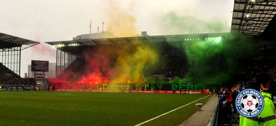 Pyroshow in der Südkurve des FC St. Pauli gegen Kiel.<br />Bild: Calcio-Culinaria.de”><figcaption>Pyroshow in der Südkurve des FC St. Pauli gegen Kiel.<br />Bild: Calcio-Culinaria.de</figcaption></figure>
<figure><img decoding=