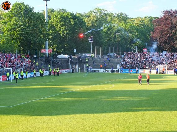 Während Energie Cottbus-Fans beim Pokalfinale auf Pyro verzichteten, feuerten Babelsberg 03-Fans Pyro in den Gästeblock.<br />Bild: Unterwegs in Sachen Fussball – www.uisf.de”><figcaption>Während Energie Cottbus-Fans beim Pokalfinale auf Pyro verzichteten, feuerten Babelsberg 03-Fans Pyro in den Gästeblock.<br />Bild: Unterwegs in Sachen Fussball – www.uisf.de</figcaption></figure>
<figure><img decoding=