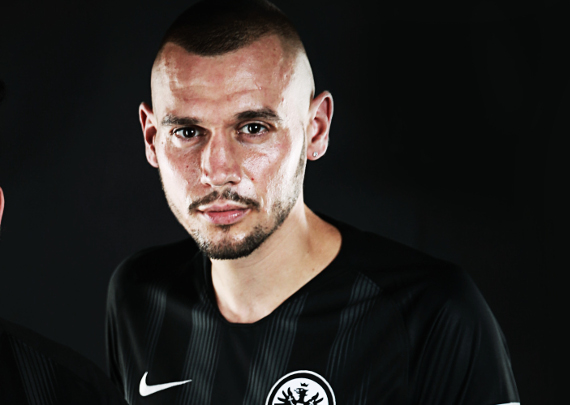Der Rapper Bosca bei der Vorstellung des neuen Trikots von Eintracht Frankfurt.<br />Bild: Eintracht Frankfurt”><figcaption>Der Rapper Bosca bei der Vorstellung des neuen Trikots von Eintracht Frankfurt.<br />Bild: Eintracht Frankfurt</figcaption></figure>
                </div>
                
                <!-- YouTube (Meta-Feld) -->
                
            </div>
        </article>

                <script>
        (function() {
            var root = document.querySelector('.ff-single-news-gallery');
            if (!root) return;
            var slides = root.querySelectorAll('.ff-single-news-gallery-slide');
            var dots = root.querySelectorAll('.ff-single-news-gallery-dot');
            var prev = root.querySelector('.ff-single-news-gallery-prev');
            var next = root.querySelector('.ff-single-news-gallery-next');
            var n = slides.length;
            if (n < 2) return;
            var i = 0;
            function closeAllImgInfo() {
                root.querySelectorAll('.ff-fv-img-info-host.is-info-open').forEach(function(host) {
                    host.classList.remove('is-info-open');
                    var b = host.querySelector('.ff-fv-img-info-btn');
                    var p = host.querySelector('.ff-fv-img-info-panel');
                    if (b) b.setAttribute('aria-expanded', 'false');
                    if (p) p.setAttribute('aria-hidden', 'true');
                });
            }
            function show(idx) {
                closeAllImgInfo();
                i = ((idx % n) + n) % n;
                for (var s = 0; s < n; s++) {
                    if (s === i) slides[s].removeAttribute('hidden'); else slides[s].setAttribute('hidden', '');
                }
                for (var s = 0; s < dots.length; s++) {
                    dots[s].classList.toggle('is-active', s === i);
                    dots[s].setAttribute('aria-selected', s === i ? 'true' : 'false');
                }
            }
            if (prev) prev.addEventListener('click', function() { show(i - 1); });
            if (next) next.addEventListener('click', function() { show(i + 1); });
            for (var d = 0; d < dots.length; d++) {
                (function(di) { dots[di].addEventListener('click', function() { show(di); }); })(d);
            }
        })();
        </script>
        
        <!-- Kommentare -->
                <section class=