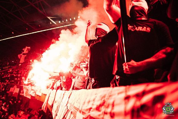 Pyroshow von Gladbacher-Ultras beim Pokalspiel in Düsseldorf.<br />Bild: Nordkurvenfotos.de”><figcaption>Pyroshow von Gladbacher-Ultras beim Pokalspiel in Düsseldorf.<br />Bild: Nordkurvenfotos.de</figcaption></figure>
<figure><img decoding=