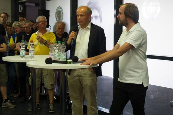 Sebastian Ebel mit FanRat-Sprecher Robin Koppelmann.<br />Bernhard Grimm / braunschweig1895.de”><figcaption>Sebastian Ebel mit FanRat-Sprecher Robin Koppelmann.<br />Bernhard Grimm / braunschweig1895.de</figcaption></figure>
<figure><img decoding=