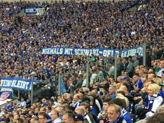 Spruchband der Hugos gegen die vorherigen Pläne eines gemeinsamen Teams.<br />Bild: Susanneblondundblau”><figcaption>Spruchband der Hugos gegen die vorherigen Pläne eines gemeinsamen Teams.<br />Bild: Susanneblondundblau</figcaption></figure>
                </div>
                
                <!-- YouTube (Meta-Feld) -->
                
            </div>
        </article>

                <script>
        (function() {
            var root = document.querySelector('.ff-single-news-gallery');
            if (!root) return;
            var slides = root.querySelectorAll('.ff-single-news-gallery-slide');
            var dots = root.querySelectorAll('.ff-single-news-gallery-dot');
            var prev = root.querySelector('.ff-single-news-gallery-prev');
            var next = root.querySelector('.ff-single-news-gallery-next');
            var n = slides.length;
            if (n < 2) return;
            var i = 0;
            function closeAllImgInfo() {
                root.querySelectorAll('.ff-fv-img-info-host.is-info-open').forEach(function(host) {
                    host.classList.remove('is-info-open');
                    var b = host.querySelector('.ff-fv-img-info-btn');
                    var p = host.querySelector('.ff-fv-img-info-panel');
                    if (b) b.setAttribute('aria-expanded', 'false');
                    if (p) p.setAttribute('aria-hidden', 'true');
                });
            }
            function show(idx) {
                closeAllImgInfo();
                i = ((idx % n) + n) % n;
                for (var s = 0; s < n; s++) {
                    if (s === i) slides[s].removeAttribute('hidden'); else slides[s].setAttribute('hidden', '');
                }
                for (var s = 0; s < dots.length; s++) {
                    dots[s].classList.toggle('is-active', s === i);
                    dots[s].setAttribute('aria-selected', s === i ? 'true' : 'false');
                }
            }
            if (prev) prev.addEventListener('click', function() { show(i - 1); });
            if (next) next.addEventListener('click', function() { show(i + 1); });
            for (var d = 0; d < dots.length; d++) {
                (function(di) { dots[di].addEventListener('click', function() { show(di); }); })(d);
            }
        })();
        </script>
        
        <!-- Kommentare -->
                <section class=