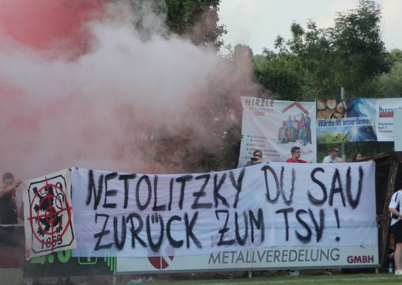 Spruchband der FC Bayern-Fans in Lauchringen.<br />Bild: Amateure Bladdl”><figcaption>Spruchband der FC Bayern-Fans in Lauchringen.<br />Bild: Amateure Bladdl</figcaption></figure>
<figure><img decoding=