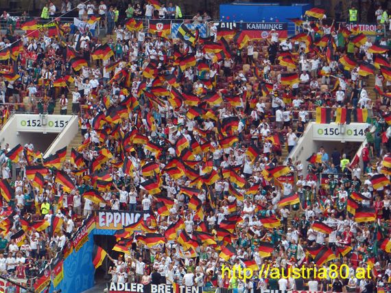 Deutsche Fans in Russland.<br />Bild: Austria80.at“><figcaption>Deutsche Fans in Russland.<br />Bild: Austria80.at</figcaption></figure>
            </div>

                    </article>

                <section class=