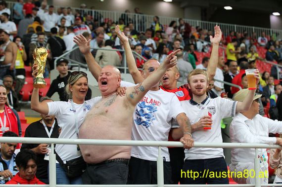 Englische Fans am Dienstag in Moskau.<br />Bild: Austria80.at“><figcaption>Englische Fans am Dienstag in Moskau.<br />Bild: Austria80.at</figcaption></figure>
            </div>

                    </article>

                <section class=