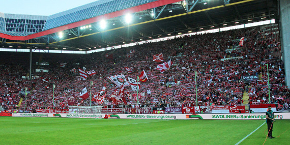 In der Mitte der Westkurve sollen die Kräfte gebündelt werden.<br />Bild: www.der-betze-brennt.de”><figcaption>In der Mitte der Westkurve sollen die Kräfte gebündelt werden.<br />Bild: www.der-betze-brennt.de</figcaption></figure>
                </div>
                
                <!-- YouTube (Meta-Feld) -->
                
            </div>
        </article>

                <script>
        (function() {
            var root = document.querySelector('.ff-single-news-gallery');
            if (!root) return;
            var slides = root.querySelectorAll('.ff-single-news-gallery-slide');
            var dots = root.querySelectorAll('.ff-single-news-gallery-dot');
            var prev = root.querySelector('.ff-single-news-gallery-prev');
            var next = root.querySelector('.ff-single-news-gallery-next');
            var n = slides.length;
            if (n < 2) return;
            var i = 0;
            function closeAllImgInfo() {
                root.querySelectorAll('.ff-fv-img-info-host.is-info-open').forEach(function(host) {
                    host.classList.remove('is-info-open');
                    var b = host.querySelector('.ff-fv-img-info-btn');
                    var p = host.querySelector('.ff-fv-img-info-panel');
                    if (b) b.setAttribute('aria-expanded', 'false');
                    if (p) p.setAttribute('aria-hidden', 'true');
                });
            }
            function show(idx) {
                closeAllImgInfo();
                i = ((idx % n) + n) % n;
                for (var s = 0; s < n; s++) {
                    if (s === i) slides[s].removeAttribute('hidden'); else slides[s].setAttribute('hidden', '');
                }
                for (var s = 0; s < dots.length; s++) {
                    dots[s].classList.toggle('is-active', s === i);
                    dots[s].setAttribute('aria-selected', s === i ? 'true' : 'false');
                }
            }
            if (prev) prev.addEventListener('click', function() { show(i - 1); });
            if (next) next.addEventListener('click', function() { show(i + 1); });
            for (var d = 0; d < dots.length; d++) {
                (function(di) { dots[di].addEventListener('click', function() { show(di); }); })(d);
            }
        })();
        </script>
        
        <!-- Kommentare -->
                <section class=