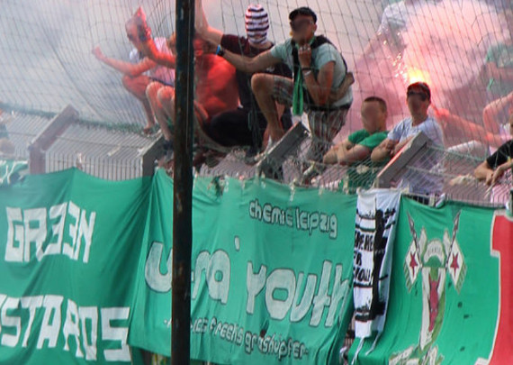 Die Ermittlungen gegen Ultras der BSG Chemie Leipzig wurden eingestellt.<br />Bild: Strassenstriche.net”><figcaption>Die Ermittlungen gegen Ultras der BSG Chemie Leipzig wurden eingestellt.<br />Bild: Strassenstriche.net</figcaption></figure>
                </div>
                
                <!-- YouTube (Meta-Feld) -->
                
            </div>
        </article>

                <script>
        (function() {
            var root = document.querySelector('.ff-single-news-gallery');
            if (!root) return;
            var slides = root.querySelectorAll('.ff-single-news-gallery-slide');
            var dots = root.querySelectorAll('.ff-single-news-gallery-dot');
            var prev = root.querySelector('.ff-single-news-gallery-prev');
            var next = root.querySelector('.ff-single-news-gallery-next');
            var n = slides.length;
            if (n < 2) return;
            var i = 0;
            function closeAllImgInfo() {
                root.querySelectorAll('.ff-fv-img-info-host.is-info-open').forEach(function(host) {
                    host.classList.remove('is-info-open');
                    var b = host.querySelector('.ff-fv-img-info-btn');
                    var p = host.querySelector('.ff-fv-img-info-panel');
                    if (b) b.setAttribute('aria-expanded', 'false');
                    if (p) p.setAttribute('aria-hidden', 'true');
                });
            }
            function show(idx) {
                closeAllImgInfo();
                i = ((idx % n) + n) % n;
                for (var s = 0; s < n; s++) {
                    if (s === i) slides[s].removeAttribute('hidden'); else slides[s].setAttribute('hidden', '');
                }
                for (var s = 0; s < dots.length; s++) {
                    dots[s].classList.toggle('is-active', s === i);
                    dots[s].setAttribute('aria-selected', s === i ? 'true' : 'false');
                }
            }
            if (prev) prev.addEventListener('click', function() { show(i - 1); });
            if (next) next.addEventListener('click', function() { show(i + 1); });
            for (var d = 0; d < dots.length; d++) {
                (function(di) { dots[di].addEventListener('click', function() { show(di); }); })(d);
            }
        })();
        </script>
        
        <!-- Kommentare -->
                <section class=