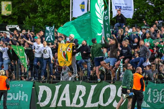 Nachdem die Ermittlungen eingestellt wurde, melden sich die Diablos zu Wort.<br />Bild: Chemie-Leipzig.de”><figcaption>Nachdem die Ermittlungen eingestellt wurde, melden sich die Diablos zu Wort.<br />Bild: Chemie-Leipzig.de</figcaption></figure>
                </div>
                
                <!-- YouTube (Meta-Feld) -->
                
            </div>
        </article>

                <script>
        (function() {
            var root = document.querySelector('.ff-single-news-gallery');
            if (!root) return;
            var slides = root.querySelectorAll('.ff-single-news-gallery-slide');
            var dots = root.querySelectorAll('.ff-single-news-gallery-dot');
            var prev = root.querySelector('.ff-single-news-gallery-prev');
            var next = root.querySelector('.ff-single-news-gallery-next');
            var n = slides.length;
            if (n < 2) return;
            var i = 0;
            function closeAllImgInfo() {
                root.querySelectorAll('.ff-fv-img-info-host.is-info-open').forEach(function(host) {
                    host.classList.remove('is-info-open');
                    var b = host.querySelector('.ff-fv-img-info-btn');
                    var p = host.querySelector('.ff-fv-img-info-panel');
                    if (b) b.setAttribute('aria-expanded', 'false');
                    if (p) p.setAttribute('aria-hidden', 'true');
                });
            }
            function show(idx) {
                closeAllImgInfo();
                i = ((idx % n) + n) % n;
                for (var s = 0; s < n; s++) {
                    if (s === i) slides[s].removeAttribute('hidden'); else slides[s].setAttribute('hidden', '');
                }
                for (var s = 0; s < dots.length; s++) {
                    dots[s].classList.toggle('is-active', s === i);
                    dots[s].setAttribute('aria-selected', s === i ? 'true' : 'false');
                }
            }
            if (prev) prev.addEventListener('click', function() { show(i - 1); });
            if (next) next.addEventListener('click', function() { show(i + 1); });
            for (var d = 0; d < dots.length; d++) {
                (function(di) { dots[di].addEventListener('click', function() { show(di); }); })(d);
            }
        })();
        </script>
        
        <!-- Kommentare -->
                <section class=