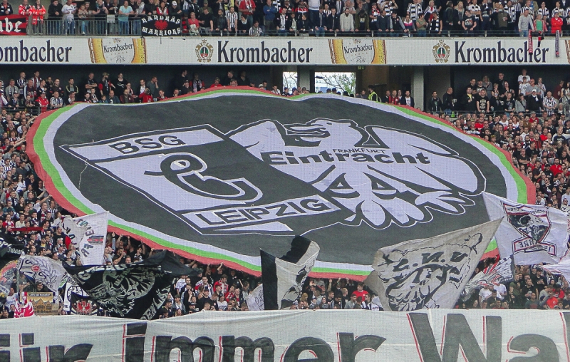 Ultras von Eintracht Frankfurt und der BSG Chemie Leipzig pflegen seit Jahren eine enge Fanfreundschaft.<br />Bild: Eintracht-Online.net”><figcaption>Ultras von Eintracht Frankfurt und der BSG Chemie Leipzig pflegen seit Jahren eine enge Fanfreundschaft.<br />Bild: Eintracht-Online.net</figcaption></figure>
                </div>
                
                <!-- YouTube (Meta-Feld) -->
                
            </div>
        </article>

                <script>
        (function() {
            var root = document.querySelector('.ff-single-news-gallery');
            if (!root) return;
            var slides = root.querySelectorAll('.ff-single-news-gallery-slide');
            var dots = root.querySelectorAll('.ff-single-news-gallery-dot');
            var prev = root.querySelector('.ff-single-news-gallery-prev');
            var next = root.querySelector('.ff-single-news-gallery-next');
            var n = slides.length;
            if (n < 2) return;
            var i = 0;
            function closeAllImgInfo() {
                root.querySelectorAll('.ff-fv-img-info-host.is-info-open').forEach(function(host) {
                    host.classList.remove('is-info-open');
                    var b = host.querySelector('.ff-fv-img-info-btn');
                    var p = host.querySelector('.ff-fv-img-info-panel');
                    if (b) b.setAttribute('aria-expanded', 'false');
                    if (p) p.setAttribute('aria-hidden', 'true');
                });
            }
            function show(idx) {
                closeAllImgInfo();
                i = ((idx % n) + n) % n;
                for (var s = 0; s < n; s++) {
                    if (s === i) slides[s].removeAttribute('hidden'); else slides[s].setAttribute('hidden', '');
                }
                for (var s = 0; s < dots.length; s++) {
                    dots[s].classList.toggle('is-active', s === i);
                    dots[s].setAttribute('aria-selected', s === i ? 'true' : 'false');
                }
            }
            if (prev) prev.addEventListener('click', function() { show(i - 1); });
            if (next) next.addEventListener('click', function() { show(i + 1); });
            for (var d = 0; d < dots.length; d++) {
                (function(di) { dots[di].addEventListener('click', function() { show(di); }); })(d);
            }
        })();
        </script>
        
        <!-- Kommentare -->
                <section class=