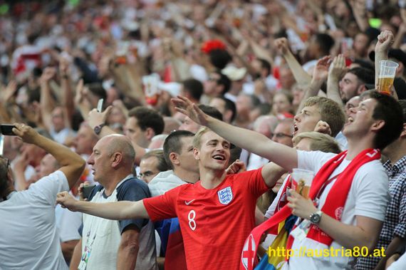 England-Fans im Halbfinale in Moskau.<br />    <button type=