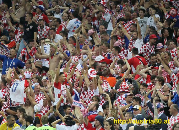 Kroatien-Fans nach einem Tor für ihre Mannschaft.<br />    <button type=