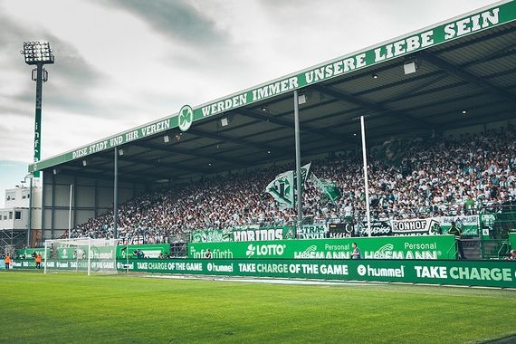 In weiß gekleidete Kleeblatt-Fans beim ersten Heimspiel der Saison 2017/2018.<br />Bild: spvgg-fuerth.com”><figcaption>In weiß gekleidete Kleeblatt-Fans beim ersten Heimspiel der Saison 2017/2018.<br />Bild: spvgg-fuerth.com</figcaption></figure>
                </div>
                
                <!-- YouTube (Meta-Feld) -->
                
            </div>
        </article>

                <script>
        (function() {
            var root = document.querySelector('.ff-single-news-gallery');
            if (!root) return;
            var slides = root.querySelectorAll('.ff-single-news-gallery-slide');
            var dots = root.querySelectorAll('.ff-single-news-gallery-dot');
            var prev = root.querySelector('.ff-single-news-gallery-prev');
            var next = root.querySelector('.ff-single-news-gallery-next');
            var n = slides.length;
            if (n < 2) return;
            var i = 0;
            function closeAllImgInfo() {
                root.querySelectorAll('.ff-fv-img-info-host.is-info-open').forEach(function(host) {
                    host.classList.remove('is-info-open');
                    var b = host.querySelector('.ff-fv-img-info-btn');
                    var p = host.querySelector('.ff-fv-img-info-panel');
                    if (b) b.setAttribute('aria-expanded', 'false');
                    if (p) p.setAttribute('aria-hidden', 'true');
                });
            }
            function show(idx) {
                closeAllImgInfo();
                i = ((idx % n) + n) % n;
                for (var s = 0; s < n; s++) {
                    if (s === i) slides[s].removeAttribute('hidden'); else slides[s].setAttribute('hidden', '');
                }
                for (var s = 0; s < dots.length; s++) {
                    dots[s].classList.toggle('is-active', s === i);
                    dots[s].setAttribute('aria-selected', s === i ? 'true' : 'false');
                }
            }
            if (prev) prev.addEventListener('click', function() { show(i - 1); });
            if (next) next.addEventListener('click', function() { show(i + 1); });
            for (var d = 0; d < dots.length; d++) {
                (function(di) { dots[di].addEventListener('click', function() { show(di); }); })(d);
            }
        })();
        </script>
        
        <!-- Kommentare -->
                <section class=