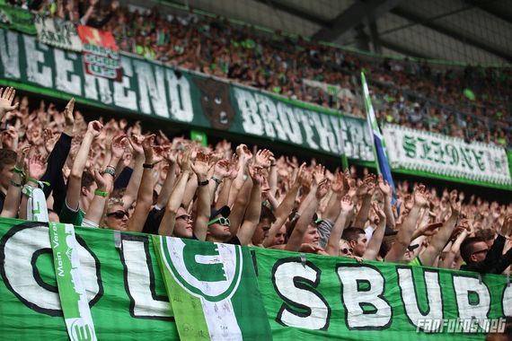 In Wolfsburg gibt es in der 1. Bundesliga in allen drei Kategorien die günstigsten Jahreskarten.<br />Bild: Fanfotos.net”><figcaption>In Wolfsburg gibt es in der 1. Bundesliga in allen drei Kategorien die günstigsten Jahreskarten.<br />Bild: Fanfotos.net</figcaption></figure>
                </div>
                
                <!-- YouTube (Meta-Feld) -->
                
            </div>
        </article>

                <script>
        (function() {
            var root = document.querySelector('.ff-single-news-gallery');
            if (!root) return;
            var slides = root.querySelectorAll('.ff-single-news-gallery-slide');
            var dots = root.querySelectorAll('.ff-single-news-gallery-dot');
            var prev = root.querySelector('.ff-single-news-gallery-prev');
            var next = root.querySelector('.ff-single-news-gallery-next');
            var n = slides.length;
            if (n < 2) return;
            var i = 0;
            function closeAllImgInfo() {
                root.querySelectorAll('.ff-fv-img-info-host.is-info-open').forEach(function(host) {
                    host.classList.remove('is-info-open');
                    var b = host.querySelector('.ff-fv-img-info-btn');
                    var p = host.querySelector('.ff-fv-img-info-panel');
                    if (b) b.setAttribute('aria-expanded', 'false');
                    if (p) p.setAttribute('aria-hidden', 'true');
                });
            }
            function show(idx) {
                closeAllImgInfo();
                i = ((idx % n) + n) % n;
                for (var s = 0; s < n; s++) {
                    if (s === i) slides[s].removeAttribute('hidden'); else slides[s].setAttribute('hidden', '');
                }
                for (var s = 0; s < dots.length; s++) {
                    dots[s].classList.toggle('is-active', s === i);
                    dots[s].setAttribute('aria-selected', s === i ? 'true' : 'false');
                }
            }
            if (prev) prev.addEventListener('click', function() { show(i - 1); });
            if (next) next.addEventListener('click', function() { show(i + 1); });
            for (var d = 0; d < dots.length; d++) {
                (function(di) { dots[di].addEventListener('click', function() { show(di); }); })(d);
            }
        })();
        </script>
        
        <!-- Kommentare -->
                <section class=