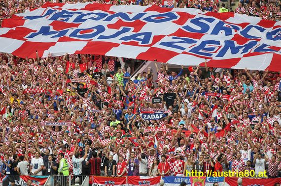 Kroatien-Fans gestern im Stadion.<br />    <button type=