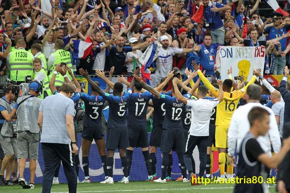 Fans und Spieler aus Frankreich feierten den Gewinn der Weltmeisterschaft.<br />    <button type=