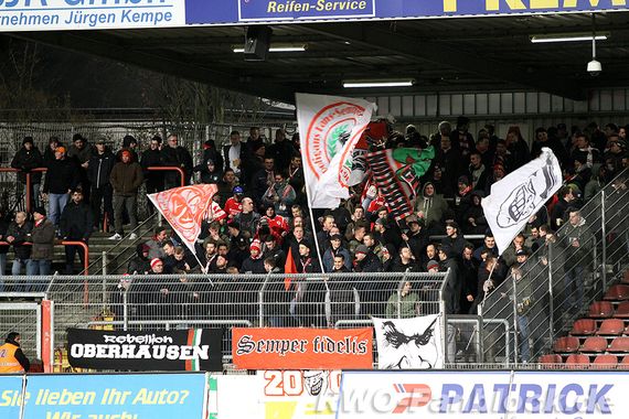 Die Idee zur neuen Mannschaft kam aus der aktiven Fanszene von Rot-Weiß Oberhausen.<br />Bild: RWO-Fanblock.de”><figcaption>Die Idee zur neuen Mannschaft kam aus der aktiven Fanszene von Rot-Weiß Oberhausen.<br />Bild: RWO-Fanblock.de</figcaption></figure>
                </div>
                
                <!-- YouTube (Meta-Feld) -->
                
            </div>
        </article>

                <script>
        (function() {
            var root = document.querySelector('.ff-single-news-gallery');
            if (!root) return;
            var slides = root.querySelectorAll('.ff-single-news-gallery-slide');
            var dots = root.querySelectorAll('.ff-single-news-gallery-dot');
            var prev = root.querySelector('.ff-single-news-gallery-prev');
            var next = root.querySelector('.ff-single-news-gallery-next');
            var n = slides.length;
            if (n < 2) return;
            var i = 0;
            function closeAllImgInfo() {
                root.querySelectorAll('.ff-fv-img-info-host.is-info-open').forEach(function(host) {
                    host.classList.remove('is-info-open');
                    var b = host.querySelector('.ff-fv-img-info-btn');
                    var p = host.querySelector('.ff-fv-img-info-panel');
                    if (b) b.setAttribute('aria-expanded', 'false');
                    if (p) p.setAttribute('aria-hidden', 'true');
                });
            }
            function show(idx) {
                closeAllImgInfo();
                i = ((idx % n) + n) % n;
                for (var s = 0; s < n; s++) {
                    if (s === i) slides[s].removeAttribute('hidden'); else slides[s].setAttribute('hidden', '');
                }
                for (var s = 0; s < dots.length; s++) {
                    dots[s].classList.toggle('is-active', s === i);
                    dots[s].setAttribute('aria-selected', s === i ? 'true' : 'false');
                }
            }
            if (prev) prev.addEventListener('click', function() { show(i - 1); });
            if (next) next.addEventListener('click', function() { show(i + 1); });
            for (var d = 0; d < dots.length; d++) {
                (function(di) { dots[di].addEventListener('click', function() { show(di); }); })(d);
            }
        })();
        </script>
        
        <!-- Kommentare -->
                <section class=