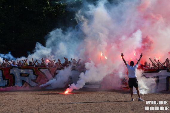 Beim Südkurvencup brannte auch wieder Pyrotechnik ab.<br />Bild: WH96.de”><figcaption>Beim Südkurvencup brannte auch wieder Pyrotechnik ab.<br />Bild: WH96.de</figcaption></figure>
<figure><img decoding=