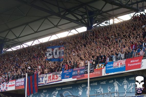 KFC Uerdingen-Fans beim Aufstiegsheimspiel in Duisburg.<br />Bild: ultras-krefeld.net”><figcaption>KFC Uerdingen-Fans beim Aufstiegsheimspiel in Duisburg.<br />Bild: ultras-krefeld.net</figcaption></figure>
                </div>
                
                <!-- YouTube (Meta-Feld) -->
                
            </div>
        </article>

                <script>
        (function() {
            var root = document.querySelector('.ff-single-news-gallery');
            if (!root) return;
            var slides = root.querySelectorAll('.ff-single-news-gallery-slide');
            var dots = root.querySelectorAll('.ff-single-news-gallery-dot');
            var prev = root.querySelector('.ff-single-news-gallery-prev');
            var next = root.querySelector('.ff-single-news-gallery-next');
            var n = slides.length;
            if (n < 2) return;
            var i = 0;
            function closeAllImgInfo() {
                root.querySelectorAll('.ff-fv-img-info-host.is-info-open').forEach(function(host) {
                    host.classList.remove('is-info-open');
                    var b = host.querySelector('.ff-fv-img-info-btn');
                    var p = host.querySelector('.ff-fv-img-info-panel');
                    if (b) b.setAttribute('aria-expanded', 'false');
                    if (p) p.setAttribute('aria-hidden', 'true');
                });
            }
            function show(idx) {
                closeAllImgInfo();
                i = ((idx % n) + n) % n;
                for (var s = 0; s < n; s++) {
                    if (s === i) slides[s].removeAttribute('hidden'); else slides[s].setAttribute('hidden', '');
                }
                for (var s = 0; s < dots.length; s++) {
                    dots[s].classList.toggle('is-active', s === i);
                    dots[s].setAttribute('aria-selected', s === i ? 'true' : 'false');
                }
            }
            if (prev) prev.addEventListener('click', function() { show(i - 1); });
            if (next) next.addEventListener('click', function() { show(i + 1); });
            for (var d = 0; d < dots.length; d++) {
                (function(di) { dots[di].addEventListener('click', function() { show(di); }); })(d);
            }
        })();
        </script>
        
        <!-- Kommentare -->
                <section class=