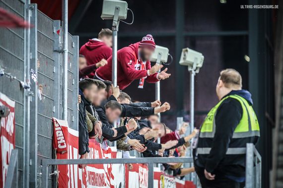 Die neue Mikrophonanlage soll zu Verbesserung der Stimmung beigetragen haben.<br />Bild: Ultras-Regensburg.de”><figcaption>Die neue Mikrophonanlage soll zu Verbesserung der Stimmung beigetragen haben.<br />Bild: Ultras-Regensburg.de</figcaption></figure>
<figure><img decoding=