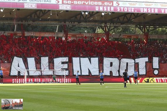 Die Union Berlin-Fanszene will am Samstag trotzdem in rot nach London reisen.<br />Bild: Union-Foto.de”><figcaption>Die Union Berlin-Fanszene will am Samstag trotzdem in rot nach London reisen.<br />Bild: Union-Foto.de</figcaption></figure>
                </div>
                
                <!-- YouTube (Meta-Feld) -->
                
            </div>
        </article>

                <script>
        (function() {
            var root = document.querySelector('.ff-single-news-gallery');
            if (!root) return;
            var slides = root.querySelectorAll('.ff-single-news-gallery-slide');
            var dots = root.querySelectorAll('.ff-single-news-gallery-dot');
            var prev = root.querySelector('.ff-single-news-gallery-prev');
            var next = root.querySelector('.ff-single-news-gallery-next');
            var n = slides.length;
            if (n < 2) return;
            var i = 0;
            function closeAllImgInfo() {
                root.querySelectorAll('.ff-fv-img-info-host.is-info-open').forEach(function(host) {
                    host.classList.remove('is-info-open');
                    var b = host.querySelector('.ff-fv-img-info-btn');
                    var p = host.querySelector('.ff-fv-img-info-panel');
                    if (b) b.setAttribute('aria-expanded', 'false');
                    if (p) p.setAttribute('aria-hidden', 'true');
                });
            }
            function show(idx) {
                closeAllImgInfo();
                i = ((idx % n) + n) % n;
                for (var s = 0; s < n; s++) {
                    if (s === i) slides[s].removeAttribute('hidden'); else slides[s].setAttribute('hidden', '');
                }
                for (var s = 0; s < dots.length; s++) {
                    dots[s].classList.toggle('is-active', s === i);
                    dots[s].setAttribute('aria-selected', s === i ? 'true' : 'false');
                }
            }
            if (prev) prev.addEventListener('click', function() { show(i - 1); });
            if (next) next.addEventListener('click', function() { show(i + 1); });
            for (var d = 0; d < dots.length; d++) {
                (function(di) { dots[di].addEventListener('click', function() { show(di); }); })(d);
            }
        })();
        </script>
        
        <!-- Kommentare -->
                <section class=