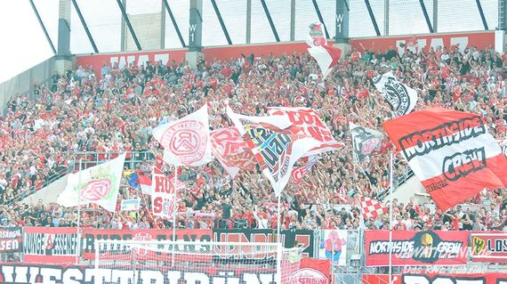 Die Westtribüne Essen vor Beginn des Stimmungsboykotts.<br />Bild: Jawattdenn.de”><figcaption>Die Westtribüne Essen vor Beginn des Stimmungsboykotts.<br />Bild: Jawattdenn.de</figcaption></figure>
<figure><img decoding=