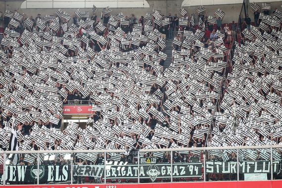 Die Choreografie im Gästeblock.<br />    <button type=