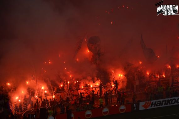Eine der Pyroaktionen der OM-Fans beim Finale in Lyon.<br />Bild: Carpe Diem – Blicke über den Tellerrand“><figcaption>Eine der Pyroaktionen der OM-Fans beim Finale in Lyon.<br />Bild: Carpe Diem – Blicke über den Tellerrand</figcaption></figure>
<figure><img decoding=
