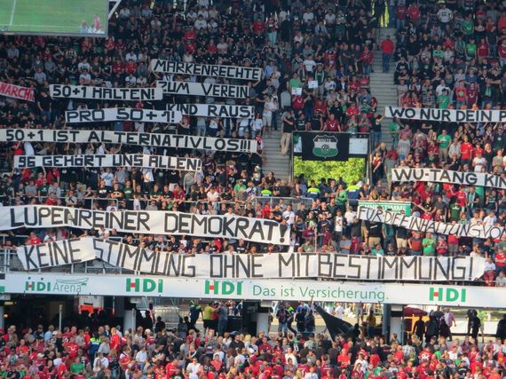 Fast die gesamte Saison 2017/2018 befand sich die Hannover 96-Fanszene im Stimmungsboykott.<br />Bild: Susanneblondundblau”><figcaption>Fast die gesamte Saison 2017/2018 befand sich die Hannover 96-Fanszene im Stimmungsboykott.<br />Bild: Susanneblondundblau</figcaption></figure>
                </div>
                
                <!-- YouTube (Meta-Feld) -->
                
            </div>
        </article>

                <script>
        (function() {
            var root = document.querySelector('.ff-single-news-gallery');
            if (!root) return;
            var slides = root.querySelectorAll('.ff-single-news-gallery-slide');
            var dots = root.querySelectorAll('.ff-single-news-gallery-dot');
            var prev = root.querySelector('.ff-single-news-gallery-prev');
            var next = root.querySelector('.ff-single-news-gallery-next');
            var n = slides.length;
            if (n < 2) return;
            var i = 0;
            function closeAllImgInfo() {
                root.querySelectorAll('.ff-fv-img-info-host.is-info-open').forEach(function(host) {
                    host.classList.remove('is-info-open');
                    var b = host.querySelector('.ff-fv-img-info-btn');
                    var p = host.querySelector('.ff-fv-img-info-panel');
                    if (b) b.setAttribute('aria-expanded', 'false');
                    if (p) p.setAttribute('aria-hidden', 'true');
                });
            }
            function show(idx) {
                closeAllImgInfo();
                i = ((idx % n) + n) % n;
                for (var s = 0; s < n; s++) {
                    if (s === i) slides[s].removeAttribute('hidden'); else slides[s].setAttribute('hidden', '');
                }
                for (var s = 0; s < dots.length; s++) {
                    dots[s].classList.toggle('is-active', s === i);
                    dots[s].setAttribute('aria-selected', s === i ? 'true' : 'false');
                }
            }
            if (prev) prev.addEventListener('click', function() { show(i - 1); });
            if (next) next.addEventListener('click', function() { show(i + 1); });
            for (var d = 0; d < dots.length; d++) {
                (function(di) { dots[di].addEventListener('click', function() { show(di); }); })(d);
            }
        })();
        </script>
        
        <!-- Kommentare -->
                <section class=