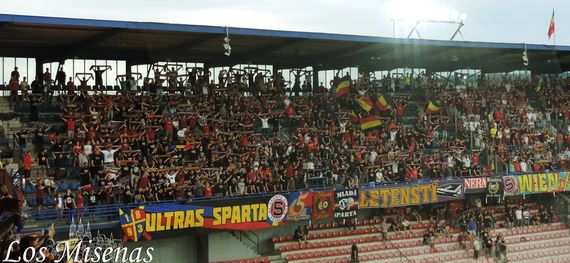 Die Ultras Sparta- und die Letenští-Zaunfahnen beim Sparta-Heimspiel am vergangenen Samstag.<br />Bild: losmisenas.blogspot.de“><figcaption>Die Ultras Sparta- und die Letenští-Zaunfahnen beim Sparta-Heimspiel am vergangenen Samstag.<br />Bild: losmisenas.blogspot.de</figcaption></figure>
            </div>

                    </article>

                <section class=