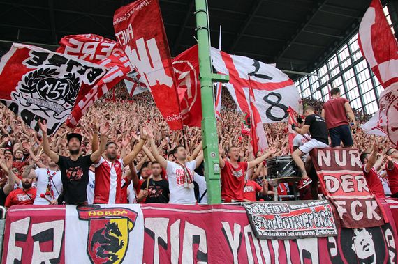 41.324 Zuschauer kamen gestern ins Fritz-Walter-Stadion.<br />Bild: www.der-betze-brennt.de”><figcaption>41.324 Zuschauer kamen gestern ins Fritz-Walter-Stadion.<br />Bild: www.der-betze-brennt.de</figcaption></figure>
<figure><img decoding=