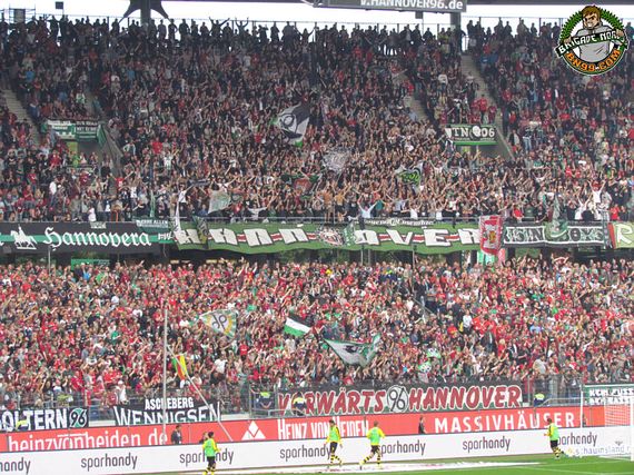 Ein Foto aus Zeiten, in denen die Rising Boys Hannover-Fahne noch neben der Zaunfahne der Ultras Hannover hing.<br />Bild: bn99.com”><figcaption>Ein Foto aus Zeiten, in denen die Rising Boys Hannover-Fahne noch neben der Zaunfahne der Ultras Hannover hing.<br />Bild: bn99.com</figcaption></figure>
<figure><img decoding=