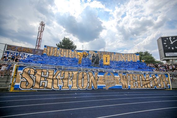 Das Ultras Violento-Motiv war den Ultras von Rot-Weiß Erfurt offenbar zuvor bekannt.<br />Bild: Horda-Azzuro.de”><figcaption>Das Ultras Violento-Motiv war den Ultras von Rot-Weiß Erfurt offenbar zuvor bekannt.<br />Bild: Horda-Azzuro.de</figcaption></figure>
<figure><img decoding=