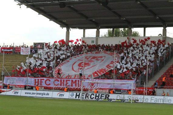 Choreografie der Hallescher FC-Fans am Samstag in Zwickau.<br />Bild: ChemieHalle.de”><figcaption>Choreografie der Hallescher FC-Fans am Samstag in Zwickau.<br />Bild: ChemieHalle.de</figcaption></figure>
<figure><img decoding=