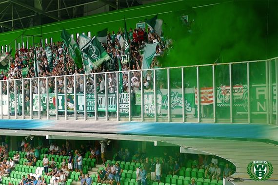 Aktion der Werder-Ultras mit grünem Rauch.<br />Bild: Wanderers-Bremen.de“><figcaption>Aktion der Werder-Ultras mit grünem Rauch.<br />Bild: Wanderers-Bremen.de</figcaption></figure>
<figure><img decoding=
