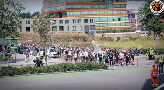 Ultras von Werder Bremen auf dem Weg zum Stadion.<br />    <button type=