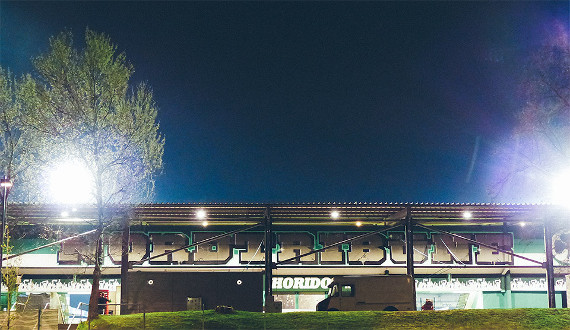 Nach den Verschönerungen von außen folgten in der Sommerpause Malaktionen im Inneren.<br />Bild: spvgg-fuerth.com”><figcaption>Nach den Verschönerungen von außen folgten in der Sommerpause Malaktionen im Inneren.<br />Bild: spvgg-fuerth.com</figcaption></figure>
                </div>
                
                <!-- YouTube (Meta-Feld) -->
                
            </div>
        </article>

                <script>
        (function() {
            var root = document.querySelector('.ff-single-news-gallery');
            if (!root) return;
            var slides = root.querySelectorAll('.ff-single-news-gallery-slide');
            var dots = root.querySelectorAll('.ff-single-news-gallery-dot');
            var prev = root.querySelector('.ff-single-news-gallery-prev');
            var next = root.querySelector('.ff-single-news-gallery-next');
            var n = slides.length;
            if (n < 2) return;
            var i = 0;
            function closeAllImgInfo() {
                root.querySelectorAll('.ff-fv-img-info-host.is-info-open').forEach(function(host) {
                    host.classList.remove('is-info-open');
                    var b = host.querySelector('.ff-fv-img-info-btn');
                    var p = host.querySelector('.ff-fv-img-info-panel');
                    if (b) b.setAttribute('aria-expanded', 'false');
                    if (p) p.setAttribute('aria-hidden', 'true');
                });
            }
            function show(idx) {
                closeAllImgInfo();
                i = ((idx % n) + n) % n;
                for (var s = 0; s < n; s++) {
                    if (s === i) slides[s].removeAttribute('hidden'); else slides[s].setAttribute('hidden', '');
                }
                for (var s = 0; s < dots.length; s++) {
                    dots[s].classList.toggle('is-active', s === i);
                    dots[s].setAttribute('aria-selected', s === i ? 'true' : 'false');
                }
            }
            if (prev) prev.addEventListener('click', function() { show(i - 1); });
            if (next) next.addEventListener('click', function() { show(i + 1); });
            for (var d = 0; d < dots.length; d++) {
                (function(di) { dots[di].addEventListener('click', function() { show(di); }); })(d);
            }
        })();
        </script>
        
        <!-- Kommentare -->
                <section class=