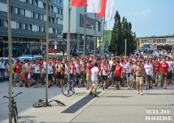 Die Fans des 1. FC Köln fahren zum ersten Auswärtsspiel der Saison wieder im Trikot. Bild: WH96.de