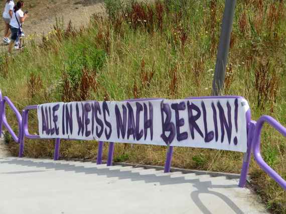 Die Erzgebirge Aue-Fanszene will in weißer Kleidung in die Hauptstadt reisen. Bild: Susanneblondundblau