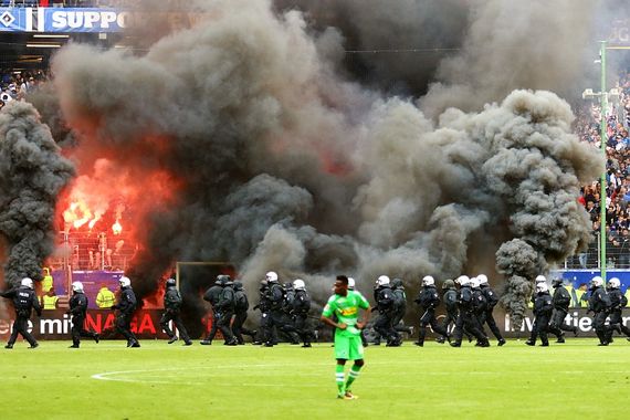 Am 12. Mai 2018 ist der Hamburger SV erstmals in der Vereinsgeschichte in die 2. Bundesliga abgestiegen.<br />Bild: Dirk Päffgen”><figcaption>Am 12. Mai 2018 ist der Hamburger SV erstmals in der Vereinsgeschichte in die 2. Bundesliga abgestiegen.<br />Bild: Dirk Päffgen</figcaption></figure>
                </div>
                
                <!-- YouTube (Meta-Feld) -->
                
            </div>
        </article>

                <script>
        (function() {
            var root = document.querySelector('.ff-single-news-gallery');
            if (!root) return;
            var slides = root.querySelectorAll('.ff-single-news-gallery-slide');
            var dots = root.querySelectorAll('.ff-single-news-gallery-dot');
            var prev = root.querySelector('.ff-single-news-gallery-prev');
            var next = root.querySelector('.ff-single-news-gallery-next');
            var n = slides.length;
            if (n < 2) return;
            var i = 0;
            function closeAllImgInfo() {
                root.querySelectorAll('.ff-fv-img-info-host.is-info-open').forEach(function(host) {
                    host.classList.remove('is-info-open');
                    var b = host.querySelector('.ff-fv-img-info-btn');
                    var p = host.querySelector('.ff-fv-img-info-panel');
                    if (b) b.setAttribute('aria-expanded', 'false');
                    if (p) p.setAttribute('aria-hidden', 'true');
                });
            }
            function show(idx) {
                closeAllImgInfo();
                i = ((idx % n) + n) % n;
                for (var s = 0; s < n; s++) {
                    if (s === i) slides[s].removeAttribute('hidden'); else slides[s].setAttribute('hidden', '');
                }
                for (var s = 0; s < dots.length; s++) {
                    dots[s].classList.toggle('is-active', s === i);
                    dots[s].setAttribute('aria-selected', s === i ? 'true' : 'false');
                }
            }
            if (prev) prev.addEventListener('click', function() { show(i - 1); });
            if (next) next.addEventListener('click', function() { show(i + 1); });
            for (var d = 0; d < dots.length; d++) {
                (function(di) { dots[di].addEventListener('click', function() { show(di); }); })(d);
            }
        })();
        </script>
        
        <!-- Kommentare -->
                <section class=