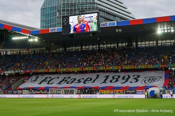 Blockfahne in der Muttenzerkurve.<br />Bild: Faszination Stadion“><figcaption>Blockfahne in der Muttenzerkurve.<br />Bild: Faszination Stadion</figcaption></figure>
<figure><img decoding=