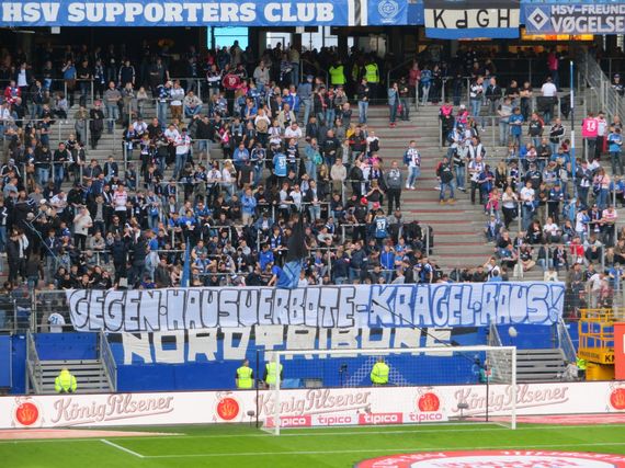 Proteste im Frühjahr 2018 gegen die 106 vom HSV verhängten Hausverbote.<br />Bild: Susanneblondundblau”><figcaption>Proteste im Frühjahr 2018 gegen die 106 vom HSV verhängten Hausverbote.<br />Bild: Susanneblondundblau</figcaption></figure>
<figure><img decoding=
