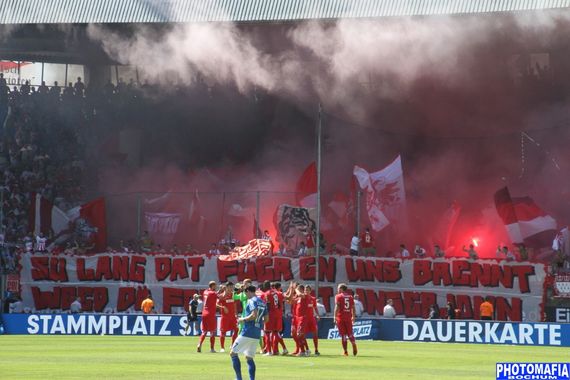 Intro und Pyroshow der Kölner Ultras in Bochum.<br />Bild: Photomafia-Bochum.de”><figcaption>Intro und Pyroshow der Kölner Ultras in Bochum.<br />Bild: Photomafia-Bochum.de</figcaption></figure>
<figure><img decoding=