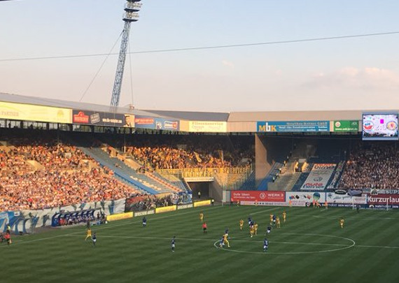 Etwa 1.000 Eintracht Braunschweig-Fans reisten an die Ostsee und mussten teilweise fragwürdige Kontrollen über sich ergehen lassen.<br />Bild: Oberschlaue Hopper<br />“><figcaption>Etwa 1.000 Eintracht Braunschweig-Fans reisten an die Ostsee und mussten teilweise fragwürdige Kontrollen über sich ergehen lassen.<br />Bild: Oberschlaue Hopper<br /></figcaption></figure>
<figure><img decoding=