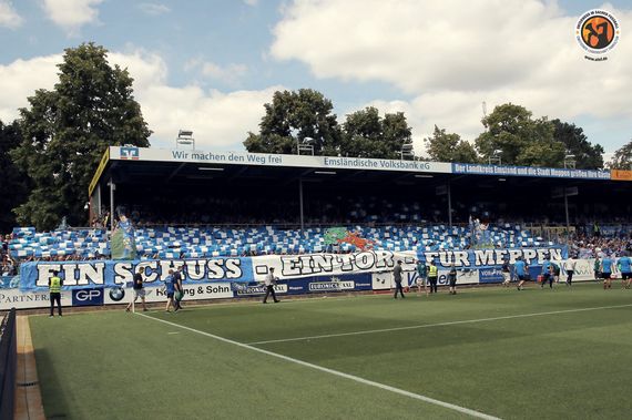 Die Choreografie der SV Meppen-Fans.<br />Bild: Unterwegs in Sachen Fussball – www.uisf.de”><figcaption>Die Choreografie der SV Meppen-Fans.<br />Bild: Unterwegs in Sachen Fussball – www.uisf.de</figcaption></figure>
<figure><img decoding=