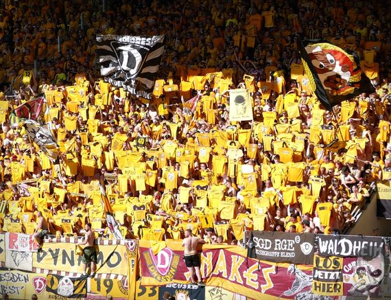 Die Ultras Dynamo rufen Dresden-Fans auf, in Gelb nach Lotte zu reisen.<br />Bild: jokersradeberg.de”><figcaption>Die Ultras Dynamo rufen Dresden-Fans auf, in Gelb nach Lotte zu reisen.<br />Bild: jokersradeberg.de</figcaption></figure>
                </div>
                
                <!-- YouTube (Meta-Feld) -->
                
            </div>
        </article>

                <script>
        (function() {
            var root = document.querySelector('.ff-single-news-gallery');
            if (!root) return;
            var slides = root.querySelectorAll('.ff-single-news-gallery-slide');
            var dots = root.querySelectorAll('.ff-single-news-gallery-dot');
            var prev = root.querySelector('.ff-single-news-gallery-prev');
            var next = root.querySelector('.ff-single-news-gallery-next');
            var n = slides.length;
            if (n < 2) return;
            var i = 0;
            function closeAllImgInfo() {
                root.querySelectorAll('.ff-fv-img-info-host.is-info-open').forEach(function(host) {
                    host.classList.remove('is-info-open');
                    var b = host.querySelector('.ff-fv-img-info-btn');
                    var p = host.querySelector('.ff-fv-img-info-panel');
                    if (b) b.setAttribute('aria-expanded', 'false');
                    if (p) p.setAttribute('aria-hidden', 'true');
                });
            }
            function show(idx) {
                closeAllImgInfo();
                i = ((idx % n) + n) % n;
                for (var s = 0; s < n; s++) {
                    if (s === i) slides[s].removeAttribute('hidden'); else slides[s].setAttribute('hidden', '');
                }
                for (var s = 0; s < dots.length; s++) {
                    dots[s].classList.toggle('is-active', s === i);
                    dots[s].setAttribute('aria-selected', s === i ? 'true' : 'false');
                }
            }
            if (prev) prev.addEventListener('click', function() { show(i - 1); });
            if (next) next.addEventListener('click', function() { show(i + 1); });
            for (var d = 0; d < dots.length; d++) {
                (function(di) { dots[di].addEventListener('click', function() { show(di); }); })(d);
            }
        })();
        </script>
        
        <!-- Kommentare -->
                <section class=