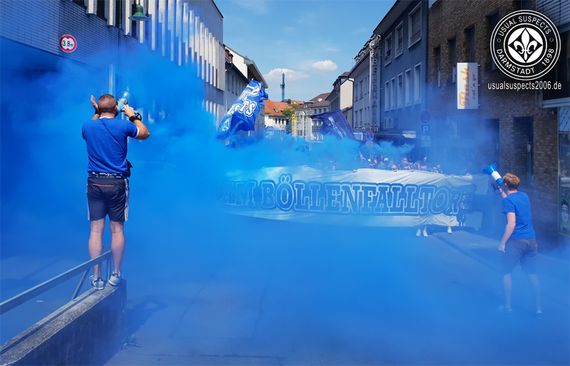Der Fanmarsch der Lilienfans.<br />Bild: usualsuspects2006.de”><figcaption>Der Fanmarsch der Lilienfans.<br />Bild: usualsuspects2006.de</figcaption></figure>
<figure><img decoding=
