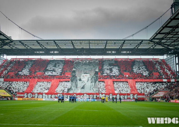 Choreografie der Wilden Horde aus dem Jahr 2014 mit einem Bild von Hans Schäfer.<br />Bild: WH96.de”><figcaption>Choreografie der Wilden Horde aus dem Jahr 2014 mit einem Bild von Hans Schäfer.<br />Bild: WH96.de</figcaption></figure>
<figure><img decoding=